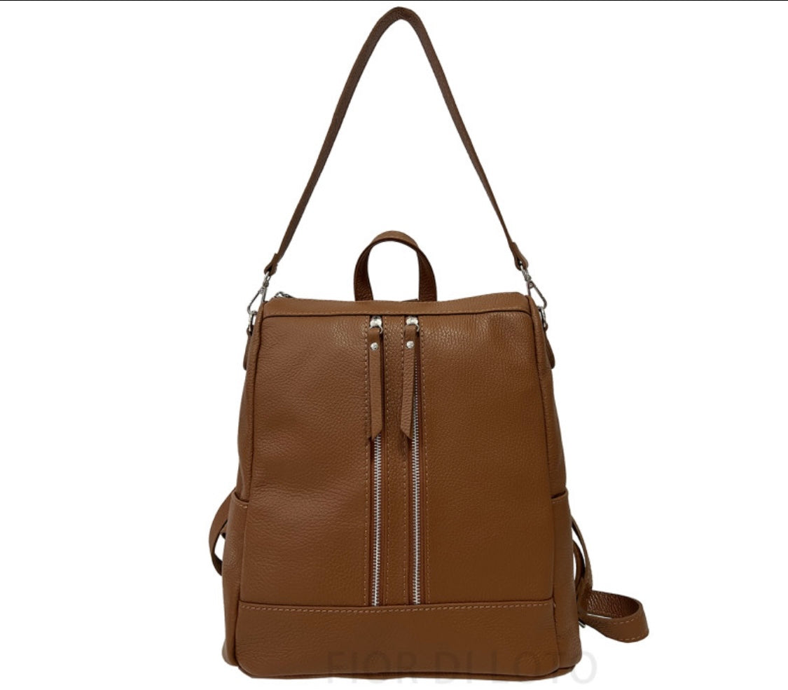 Patrizia, the super versatile: backpack, handbag, shoulder bag in one!