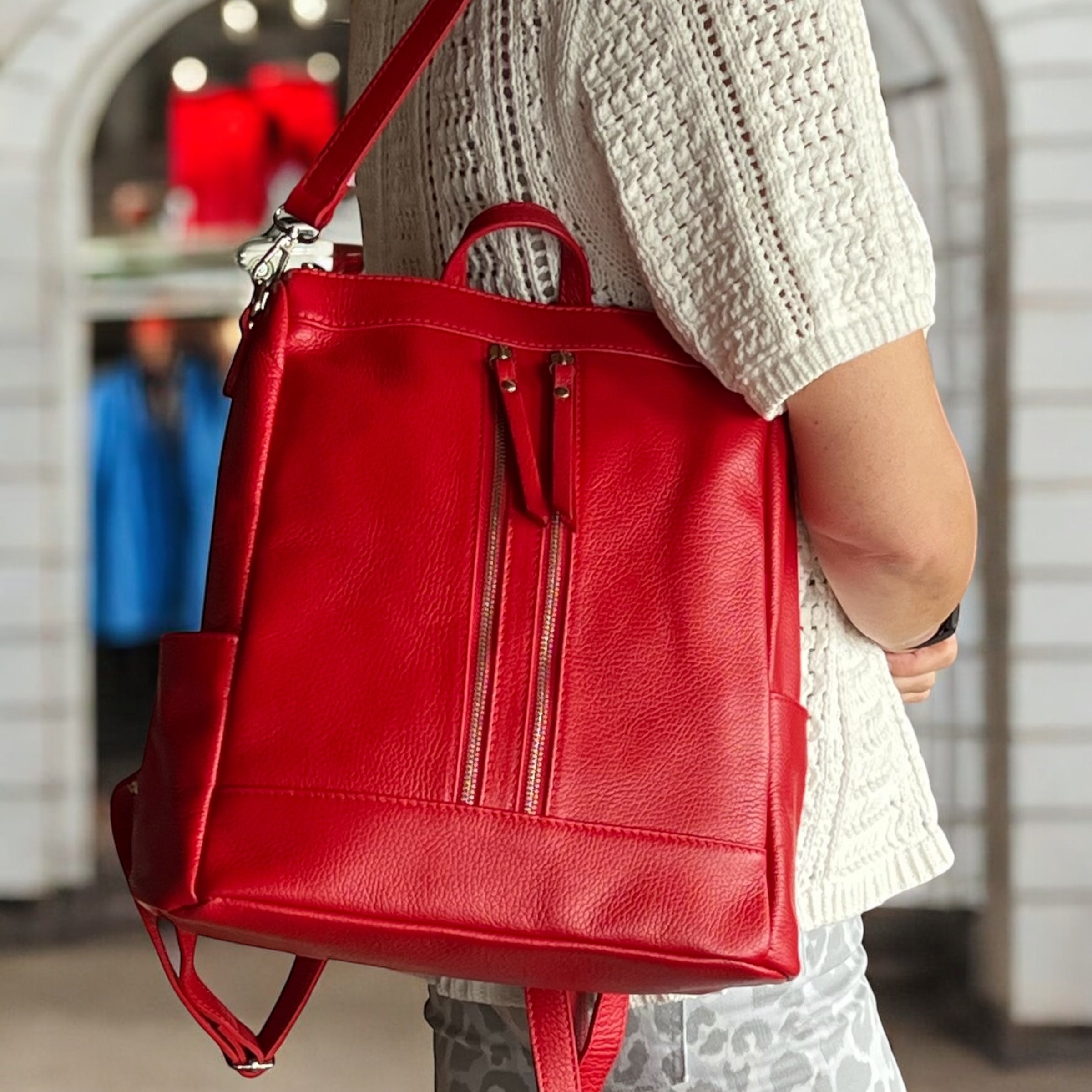 Patrizia, the super versatile: backpack, handbag, shoulder bag in one!